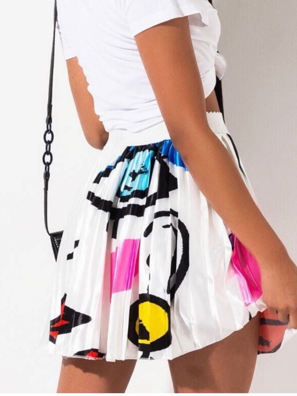 AKIRA Picasso Pleated White Graphic Print Mini Skirt